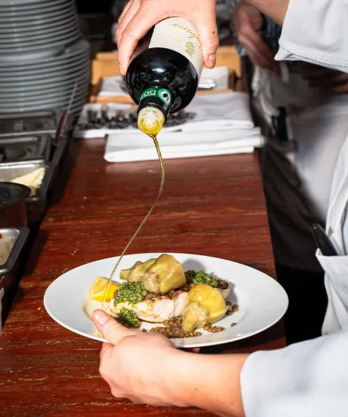 Olio Etna DOP Saletti versato nel piatto